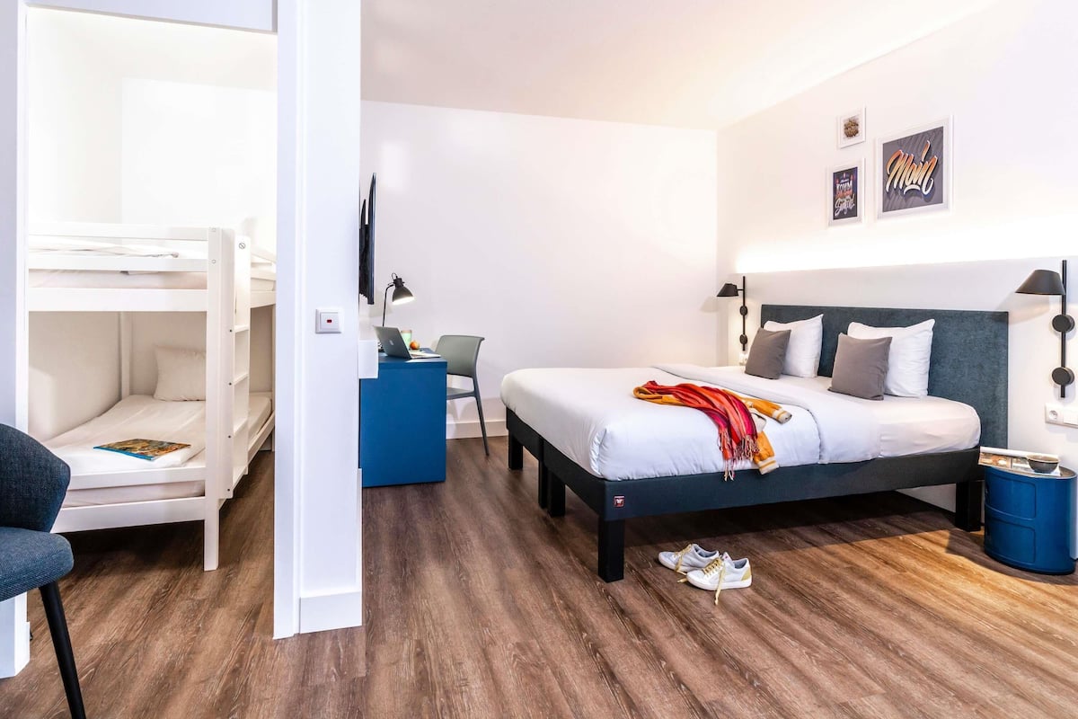 Suite estándar, 2 camas matrimoniales, habitaciones conectadas (Family) | Ropa de cama hipoalergénica y caja de seguridad en la habitación