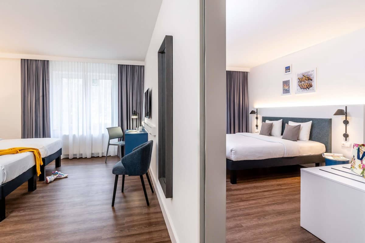 Suite estándar, 2 camas matrimoniales, habitaciones conectadas (Family) | Ropa de cama hipoalergénica y caja de seguridad en la habitación