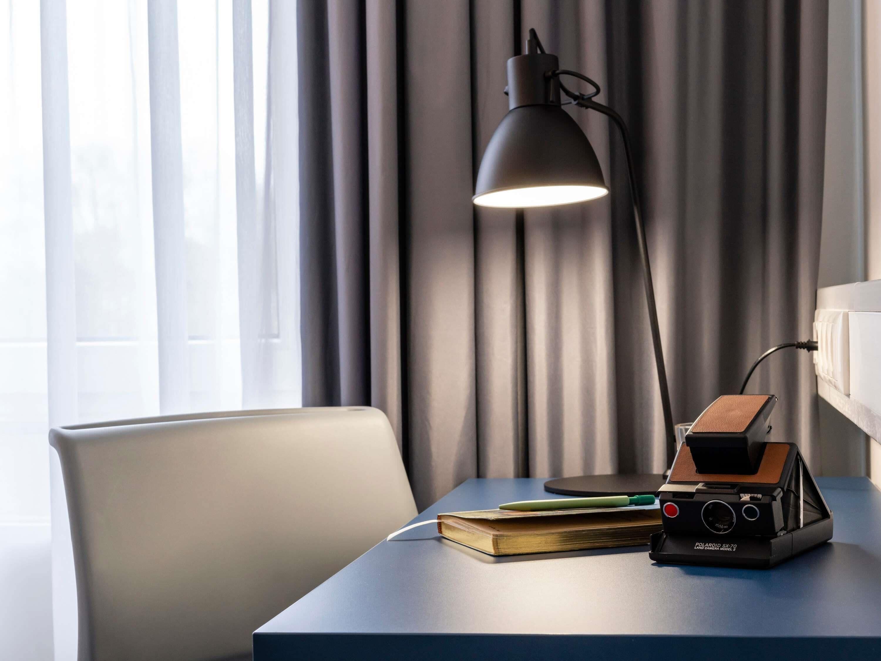 standard room, 1 queen bed | hypo-allergenic bedding, in-room safe, desk, iron/ironing board