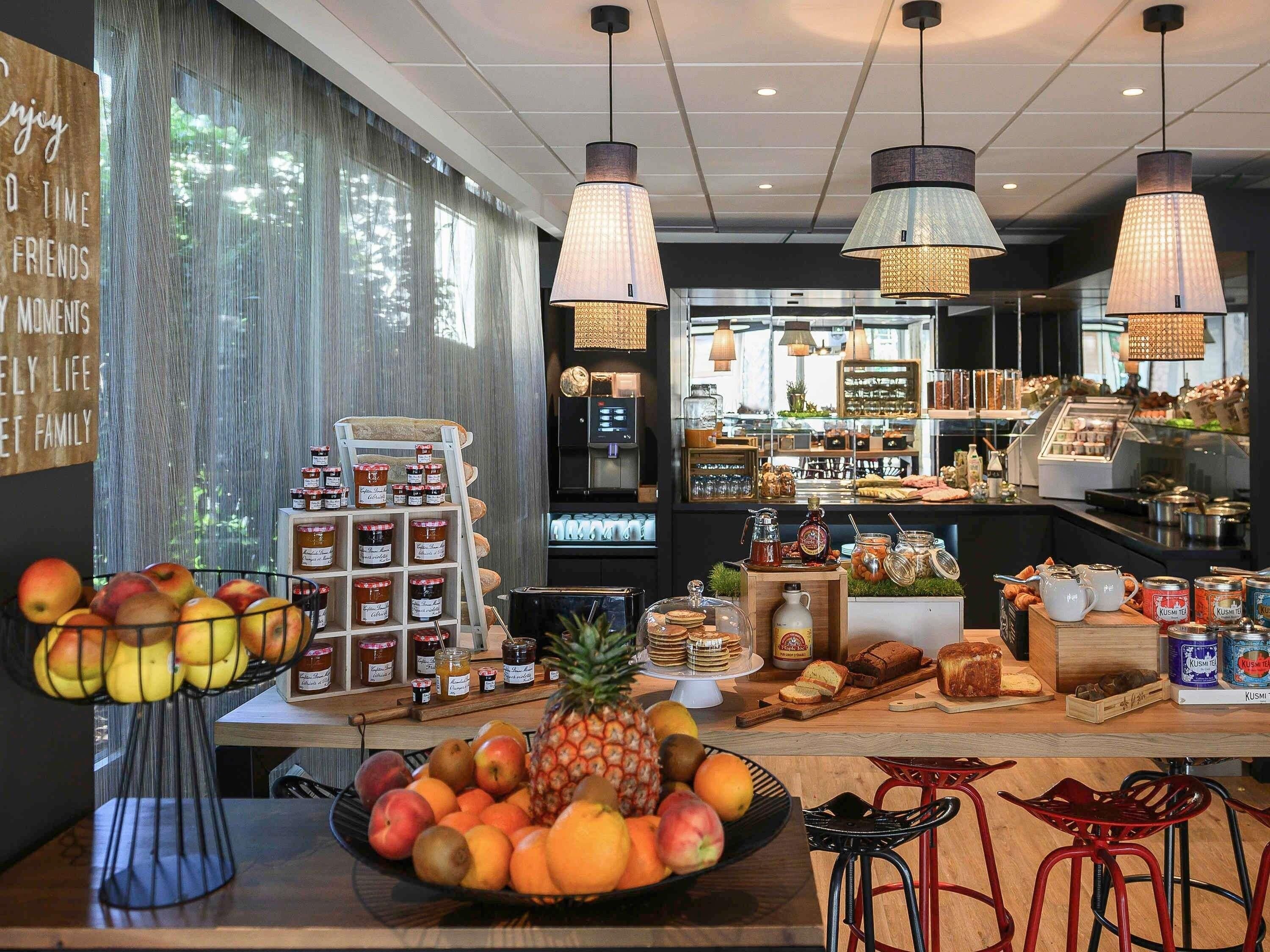 Daily buffet breakfast for a fee