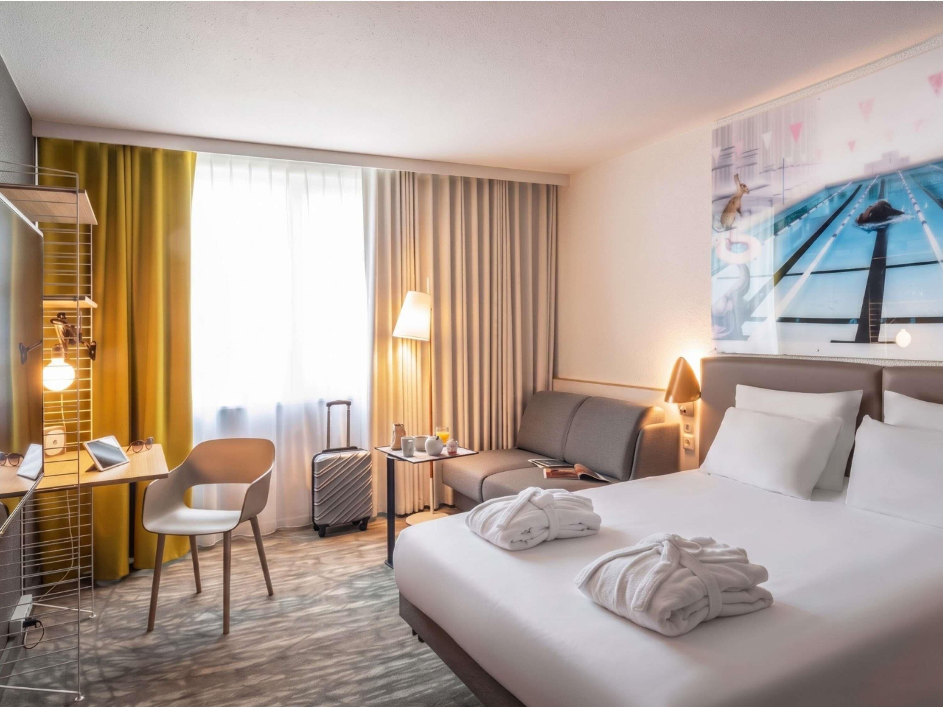 Luxe beddengoed, een bureau, verduisterende gordijnen