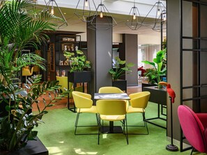 2 か所のレストラン、朝食、ランチ、デ  ィナーに営業 (フランス料理)