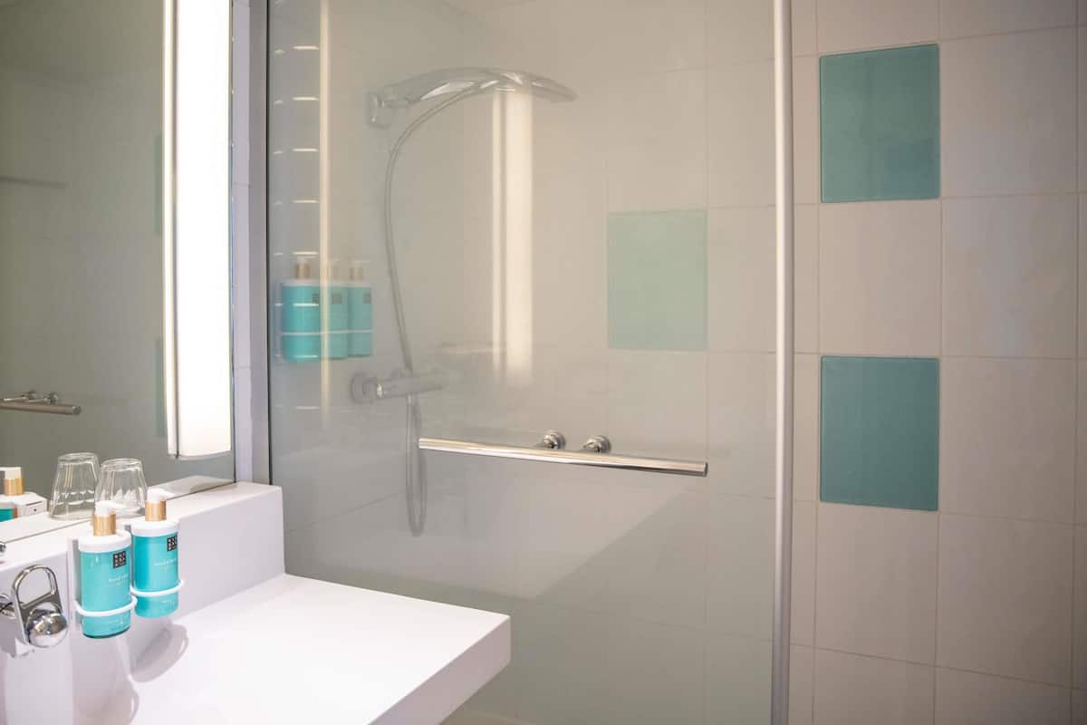 Premium-sengetøj, skrivebord, mørklægningsgardiner, lydisolering