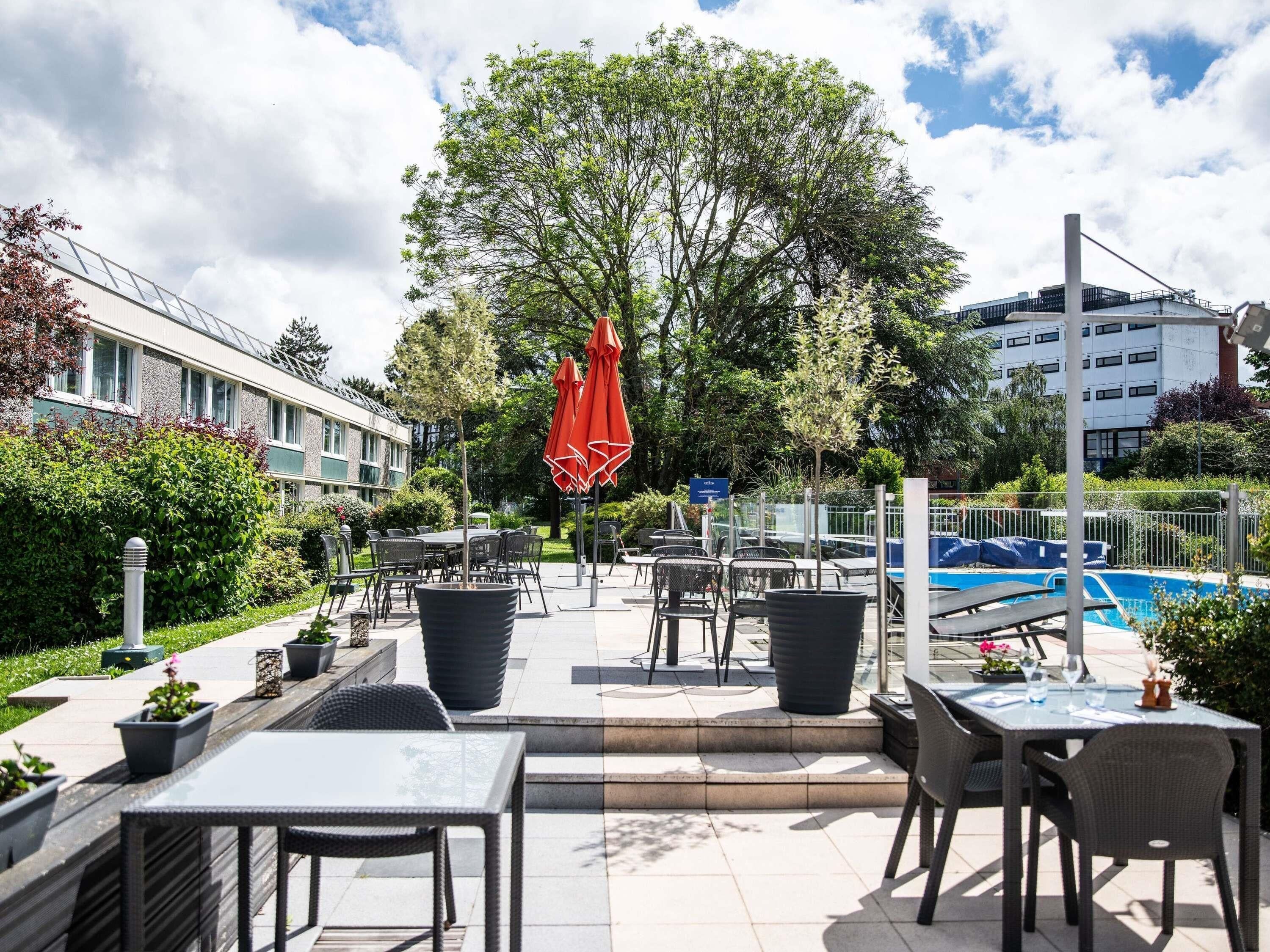 2 restaurants servant le petit déjeuner, le déjeuner et le dîner