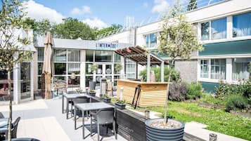 2 restaurants servant le petit déjeuner, le déjeuner et le dîner