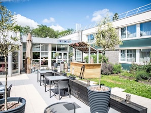 2 restaurants servant le petit déjeuner, le déjeuner et le dîner