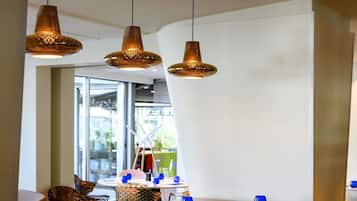 2 restaurantes; se sirve desayuno, almuerzo y cena