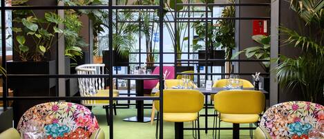2 restaurantes; se sirve desayuno, almuerzo y cena