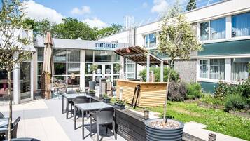 2 restaurantes; se sirve desayuno, almuerzo y cena; cocina francesa