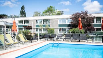 Piscine extérieure (ouverte en saison), chaises longues