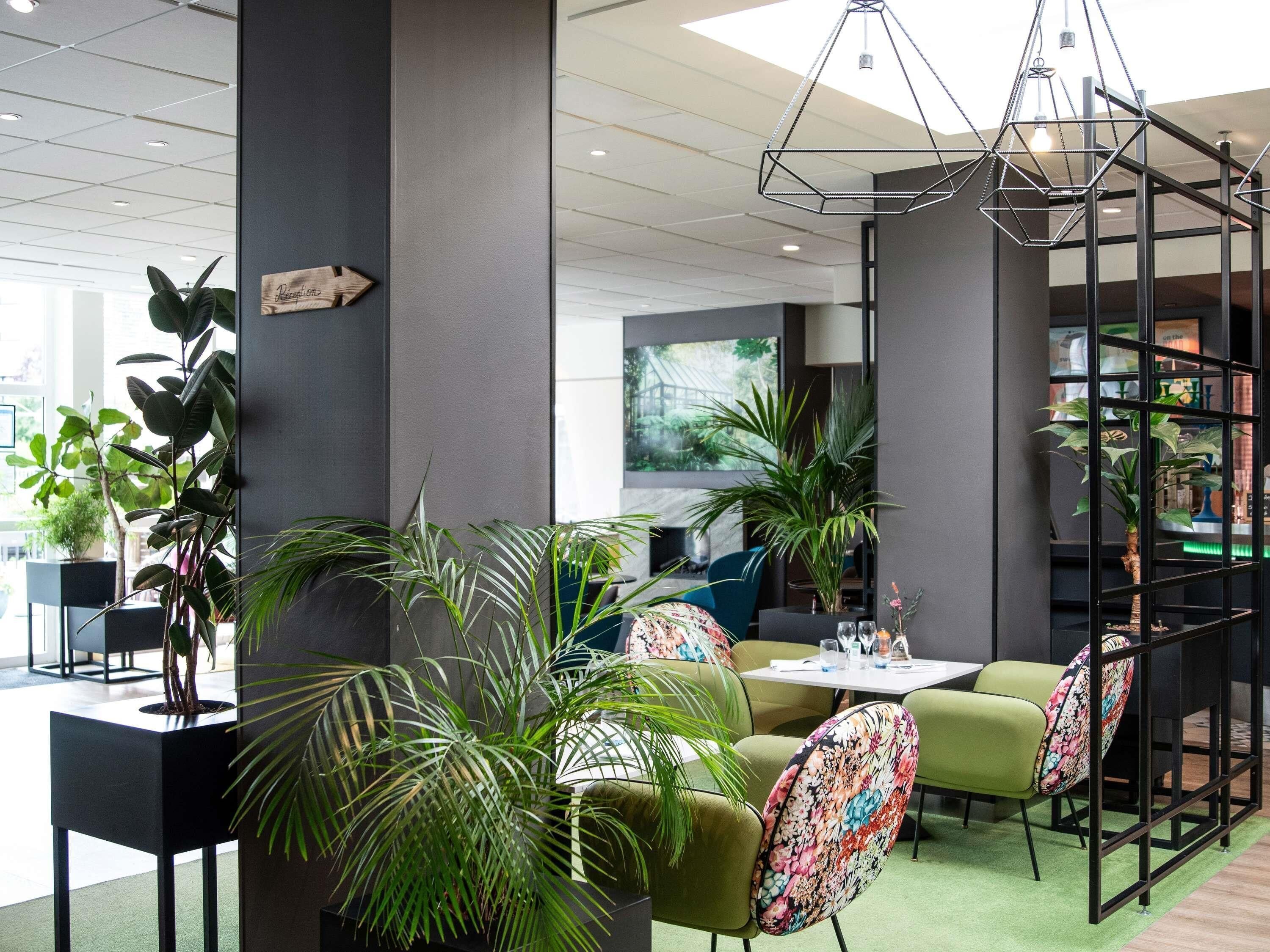 2 restaurants, breakfast, lunch, dinner served; French cuisine 