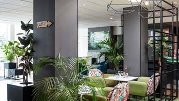 2 ห้องอาหาร, บริการอาหารเช้า อาหารกลางวัน อาหารเย็น, อาหารฝรั่งเศส