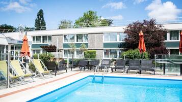 Piscina externa sazonal, funciona das 10h às 21h, espreguiçadeiras