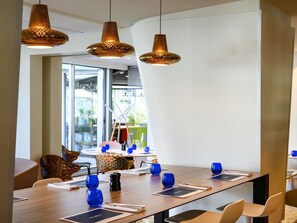 Här finns 2 restauranger som serverar frukost.