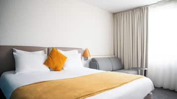 Literie de qualité supérieure, bureau, rideaux occultants