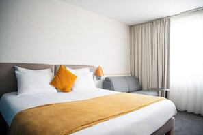 Double Room Long Stay | 高級寝具、デスク、遮光カーテン、防音設備