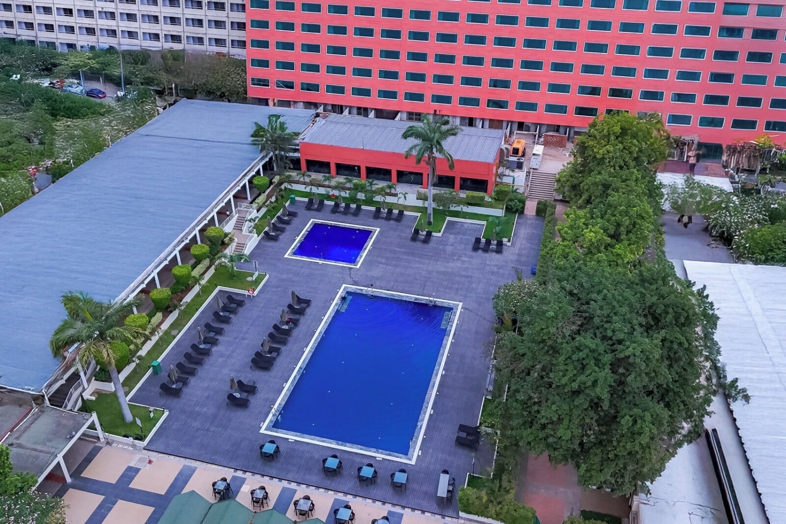 屋外プール、プール パラソル、サンラウンジャー