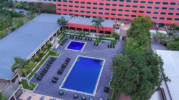 屋外プール、プール パラソル、サンラウンジャー