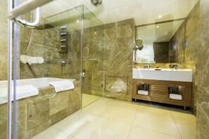 Premium Executive Suite | Badrum | Badkar/dusch, bubbelbadkar, gratis toalettartiklar och hårtork