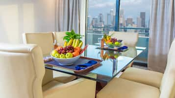 Premium Executive Suite | ผ้านวมขนเป็ด, เตียงพร้อมฟูกเสริมที่นอน, มินิบาร์, ตู้นิรภัยในห้องพัก