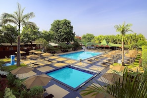 Piscine extérieure, parasols de plage, chaises longues