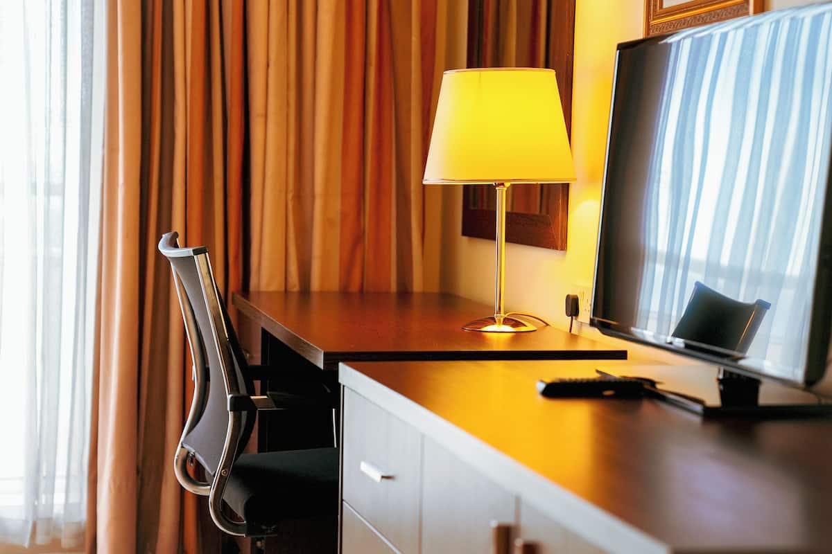 Diplomatic Suite | Couette en duvet, lit avec matelas à plateau-coussin, minibar