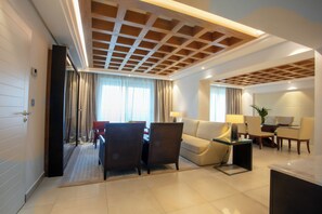Premium Executive Suite | 거실 공간 | 위성 채널 시청이 가능한 40인치 LED TV, TV, 탁구