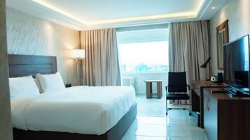 Executive Suite | Premium bedding, down comforters, pillowtop beds, minibar