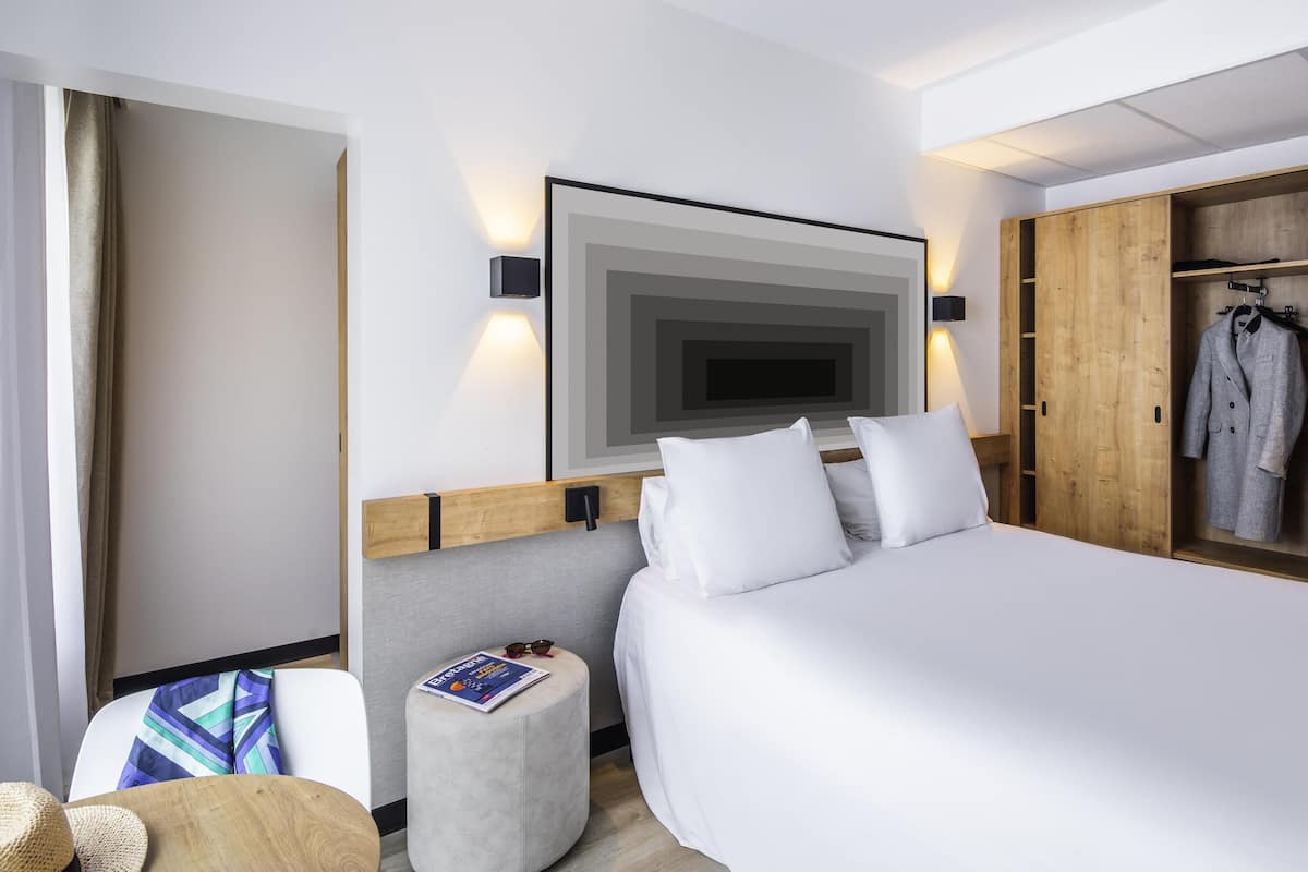 Hochwertige Bettwaren, Zimmersafe, Schreibtisch, BĂŒgeleisen/BĂŒgelbrett