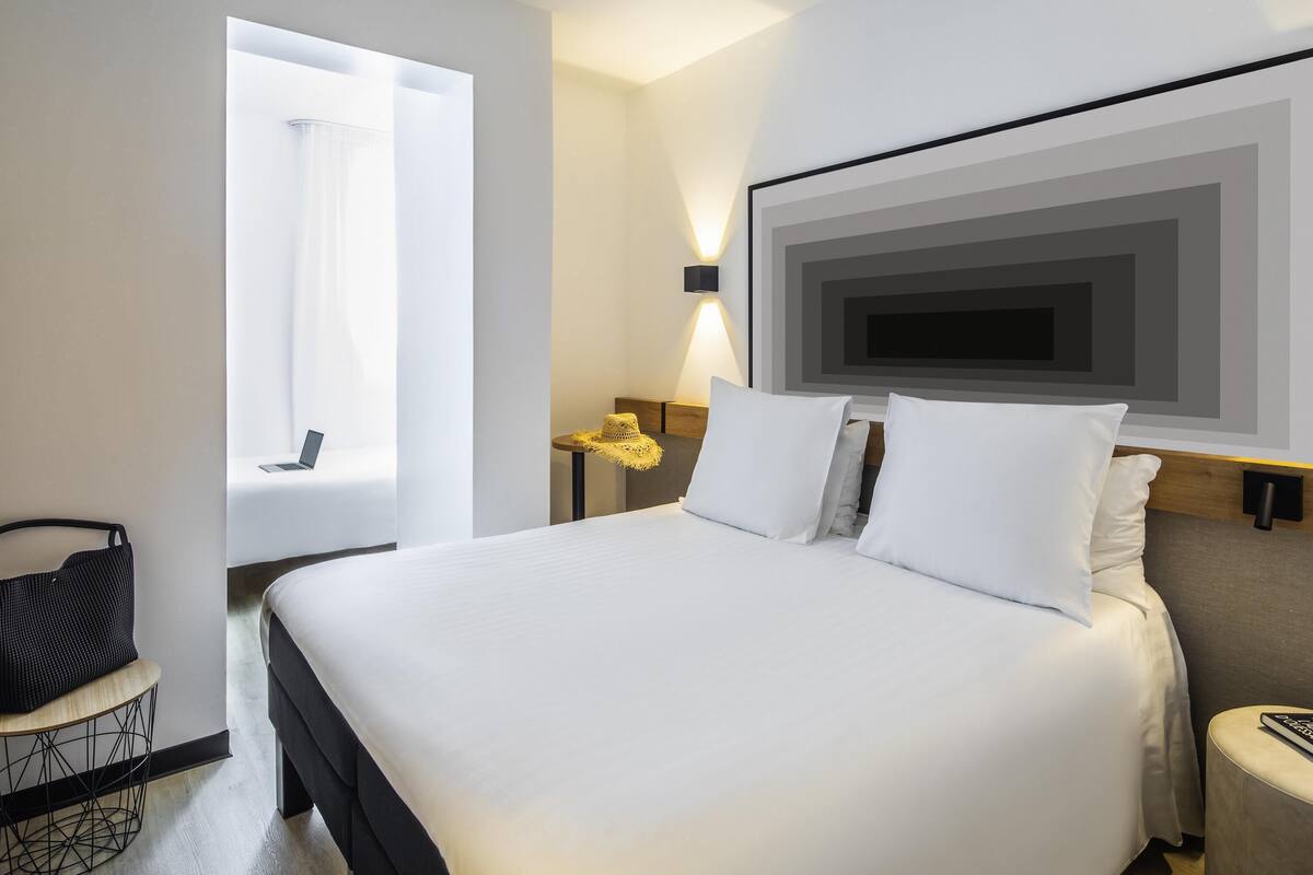 standard room, 2 single beds | premium bedding, in-room safe, desk, iron/ironing board