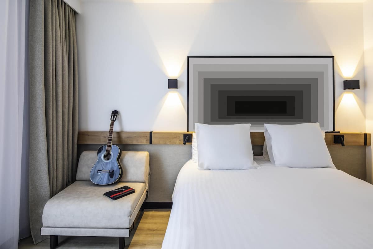 Premium bedding, in-room safe, desk, iron/ironing board