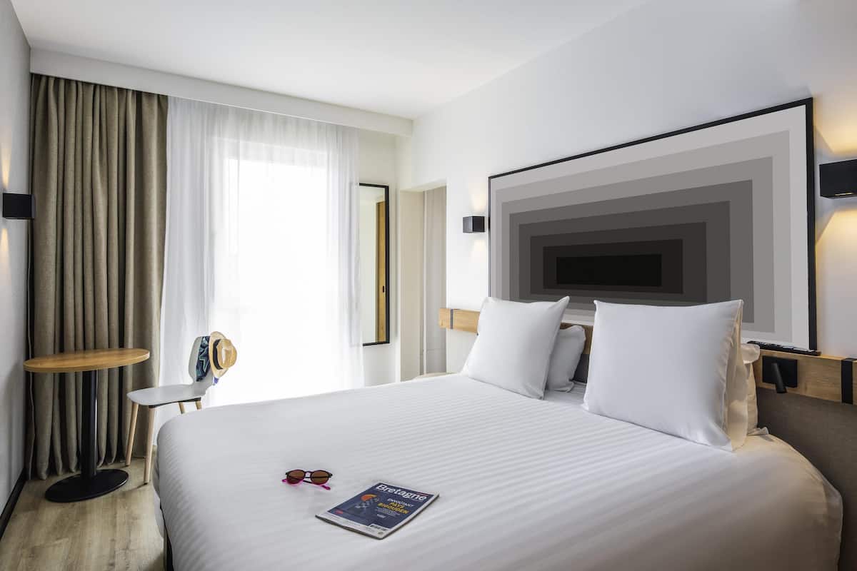 premium bedding, in-room safe, desk, iron/ironing board