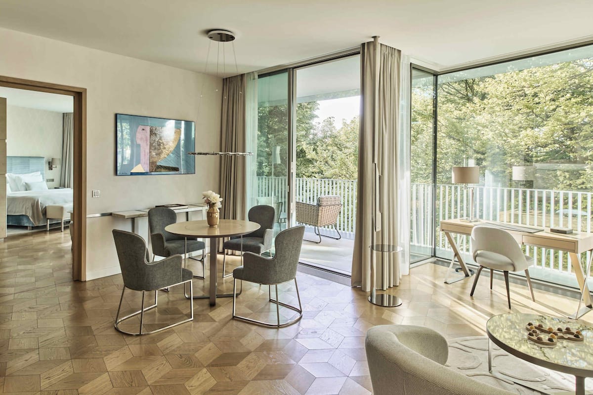 Ropa de cama de alta calidad y artículos del minibar gratis