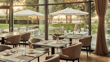 3 ravintolaa, paikallinen ja kansainvälinen keittiö