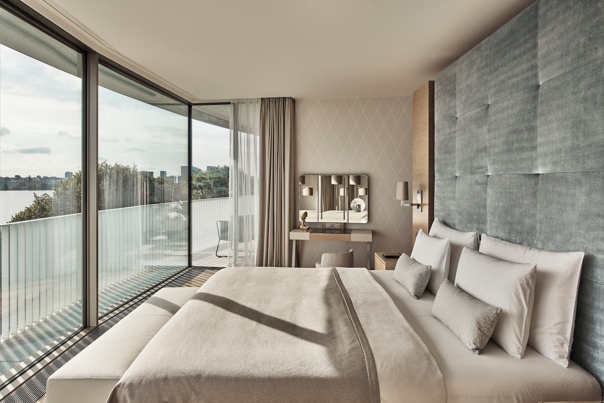 Suite (Alster) | Ropa de cama de alta calidad y minibar (con algunos artículos gratuitos)