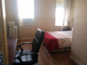 Chambre Économique, 1 grand lit | Fer et planche à repasser, Wi-Fi gratuit