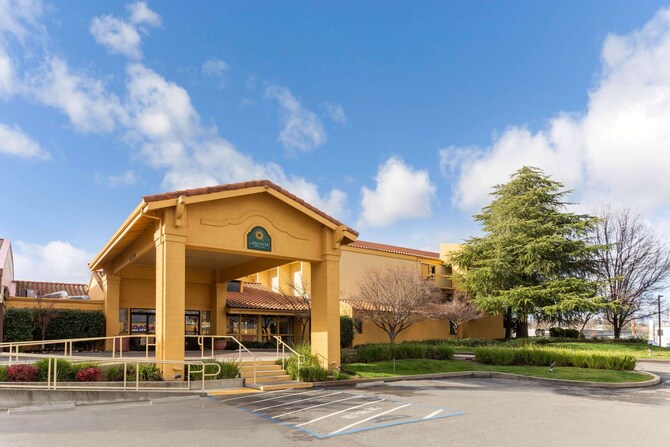 restaurants near hilton garden inn redding ca