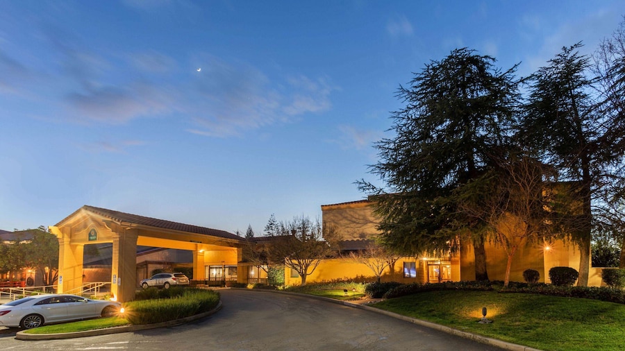 雷丁温德姆拉昆塔套房酒店