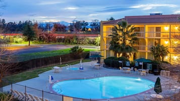 Una piscina al aire libre de temporada