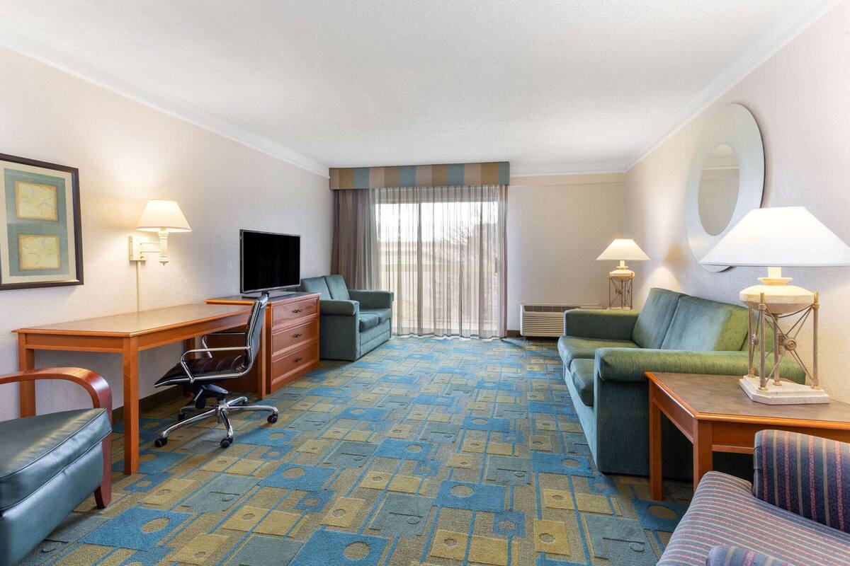 Suite, 1 King Bed, Non Smoking (Courtyard/Pool View) | Premium bedding, desk, iron/ironing board, cribs (free)