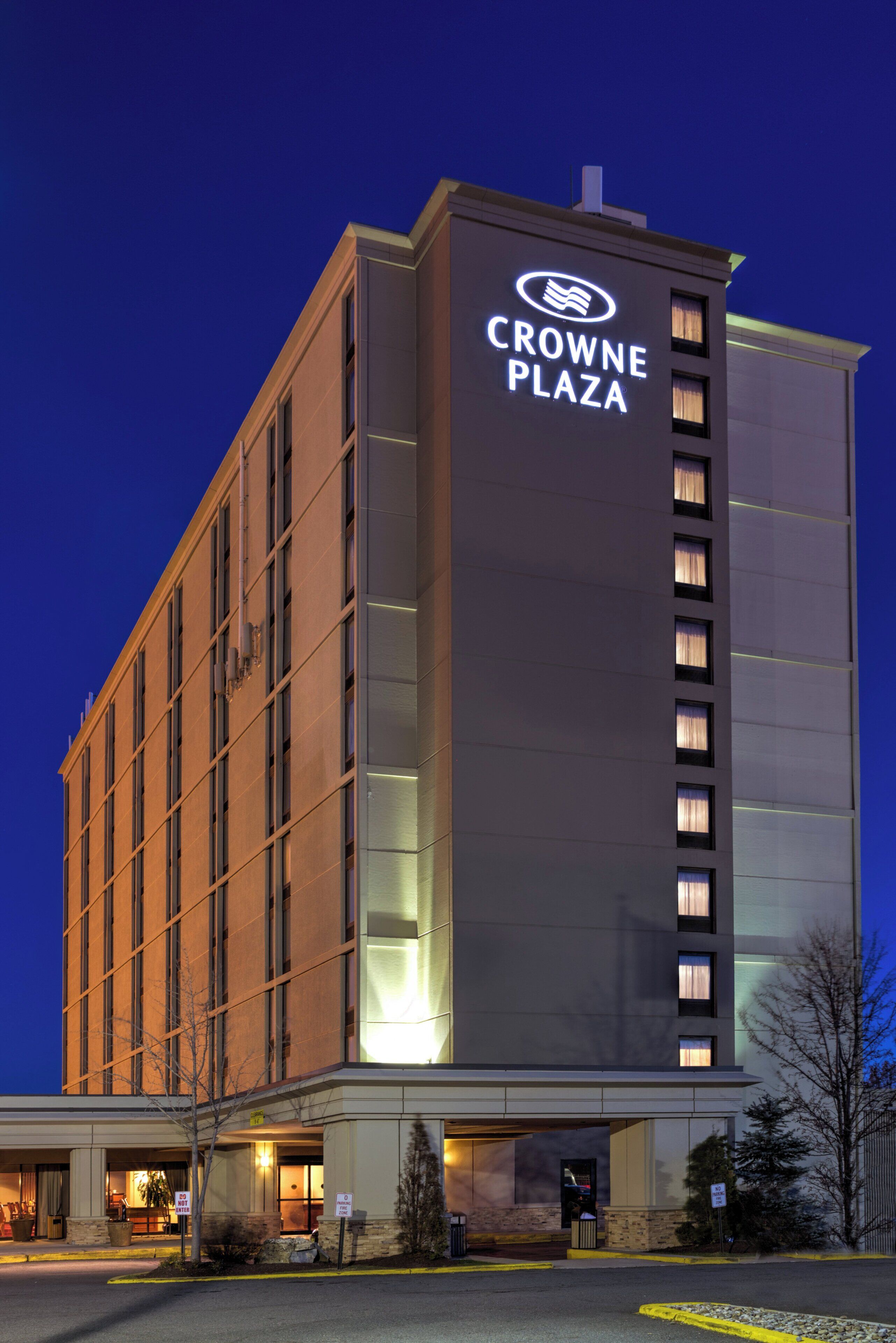 Un edificio de hotel con un cartel llamativo que dice 'CROWNE PLAZA' en la parte superior.