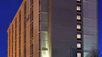 Un edificio de hotel con un cartel llamativo que dice 'CROWNE PLAZA' en la parte superior.