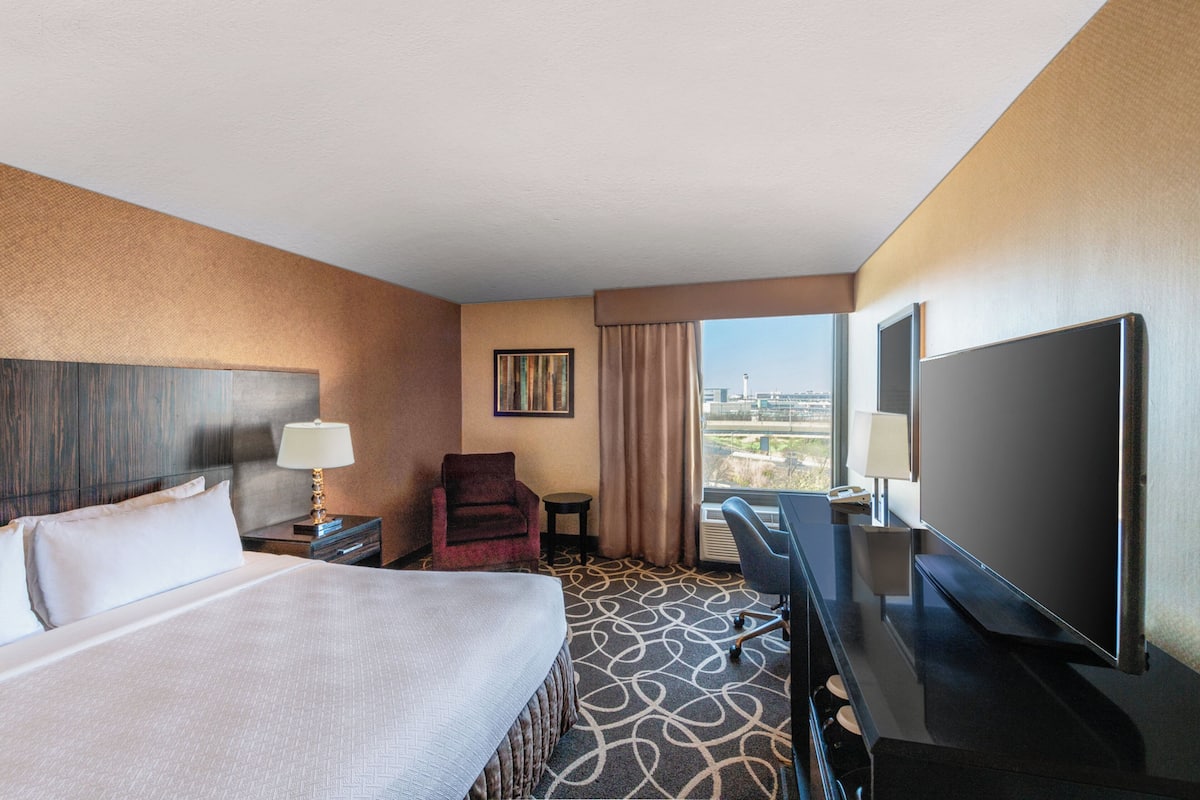 Premium bedding, desk, blackout drapes, soundproofing