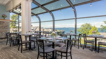 Se sirven cenas y cocina americana; con vista al mar