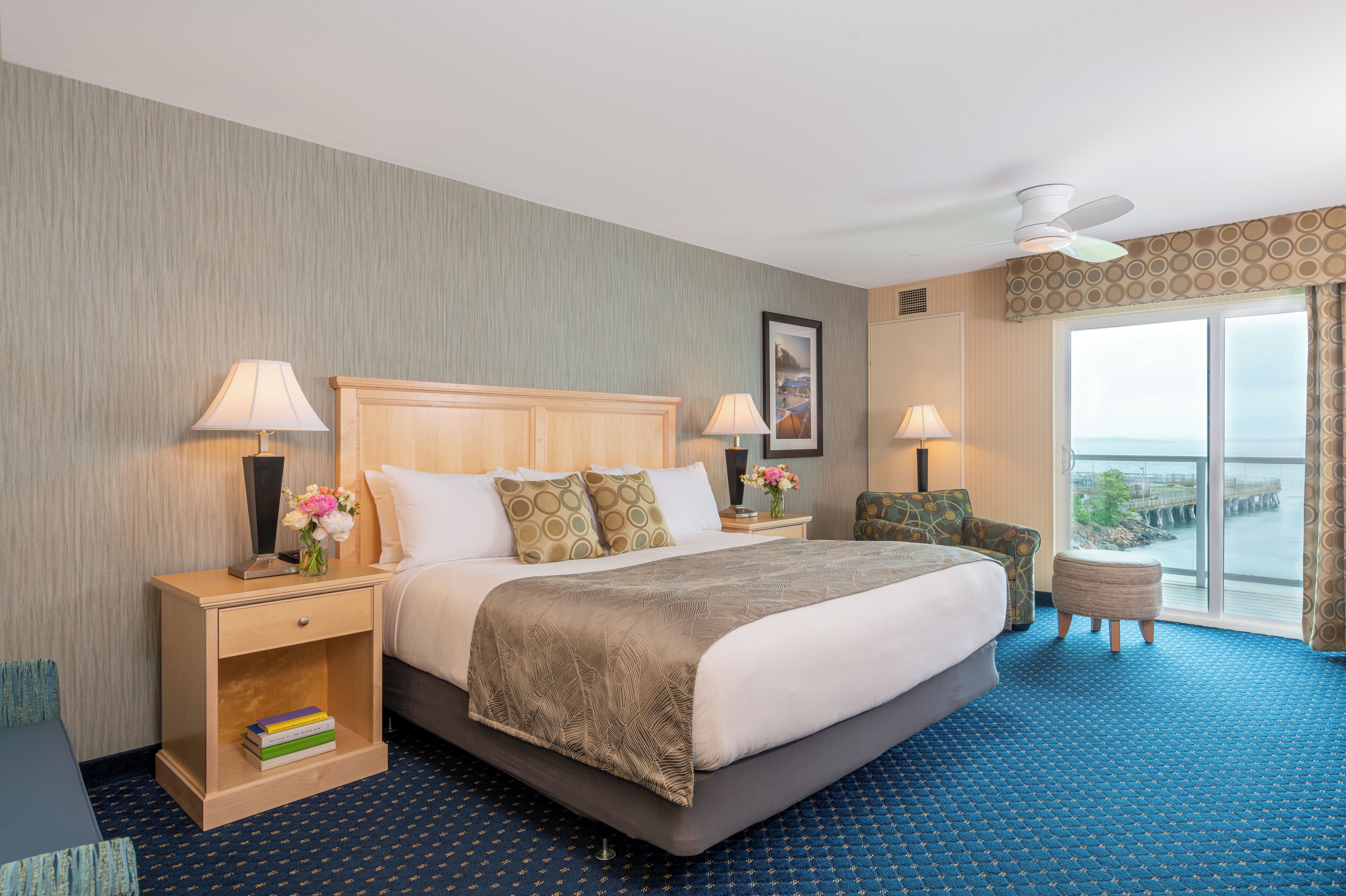 Sábanas de algodón egipcio y caja de seguridad en la habitación 