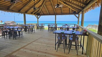 2 restaurantes, é servido café da manhã