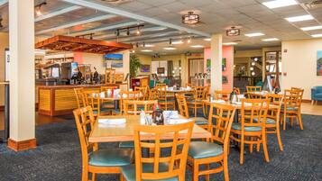 Desayuno buffet (USD 12.35 por persona)