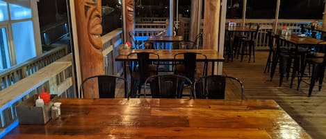 2 restaurants, breakfast served