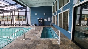 Una piscina cubierta