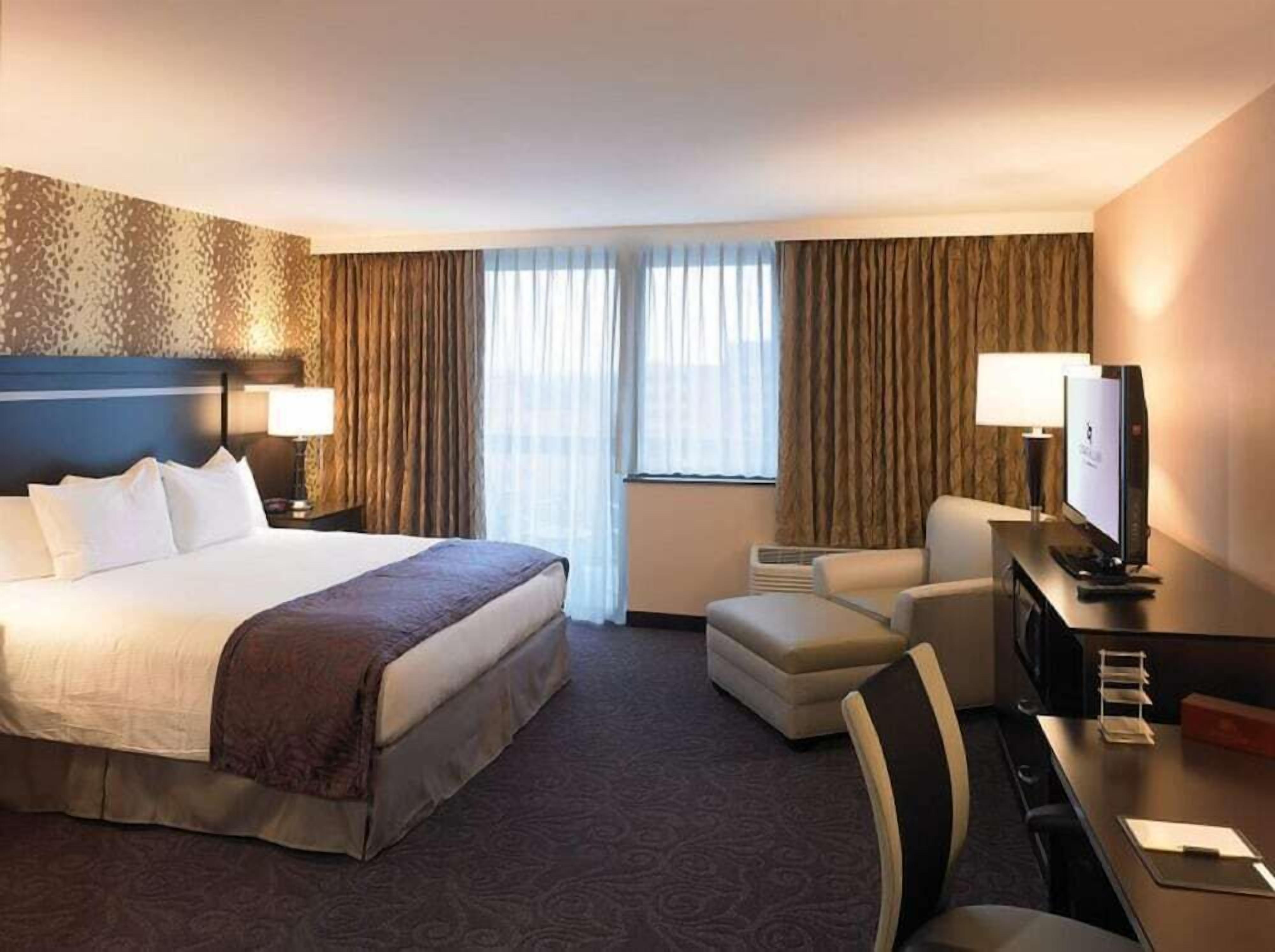 Egyptian cotton sheets, premium bedding, in-room safe, desk